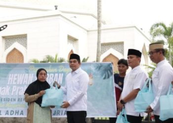 Pemimpin Merakyat, Andi Rudi Latif Serahkan Daging Kurban kepada Penerima Manfaat