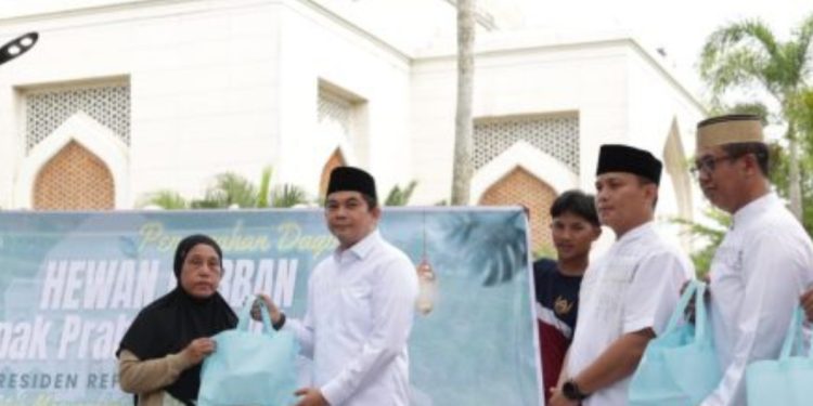 Pemimpin Merakyat, Andi Rudi Latif Serahkan Daging Kurban kepada Penerima Manfaat