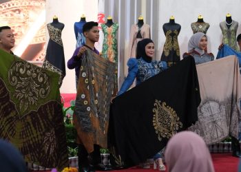 Pelantikan Pengurus Dekranasda HST Dimeriahkan Fashion Show dan Promosi Produk Kerajinan Tangan
