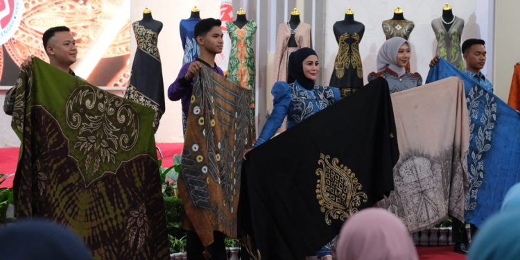 Pelantikan Pengurus Dekranasda HST Dimeriahkan Fashion Show dan Promosi Produk Kerajinan Tangan