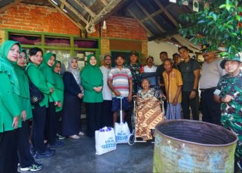 Dandim 1022 Tanah Bumbu Bersama Ketua Persit Serahkan Bantuan Sosial