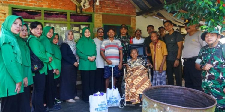 Dandim 1022 Tanah Bumbu Bersama Ketua Persit Serahkan Bantuan Sosial