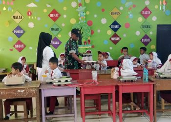 Babinsa Barabai Dampingi Penyaluran Makanan Bergizi Gratis