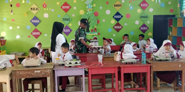 Babinsa Barabai Dampingi Penyaluran Makanan Bergizi Gratis