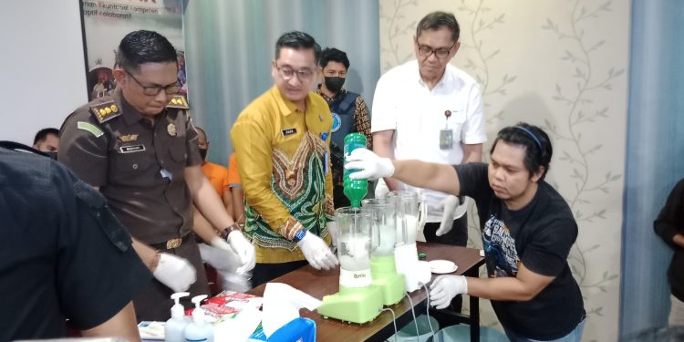 BNNP Kalsel Blender 513 Gram Sabu, Hasil Pengungkapan 3 Kasus Narkoba dengan 5 Tersangka