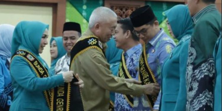 Gubernur Kukuhkan Andi Rudi Latif dan Andi Irmayani sebagai Ayah dan Bunda GenRe Tanbu