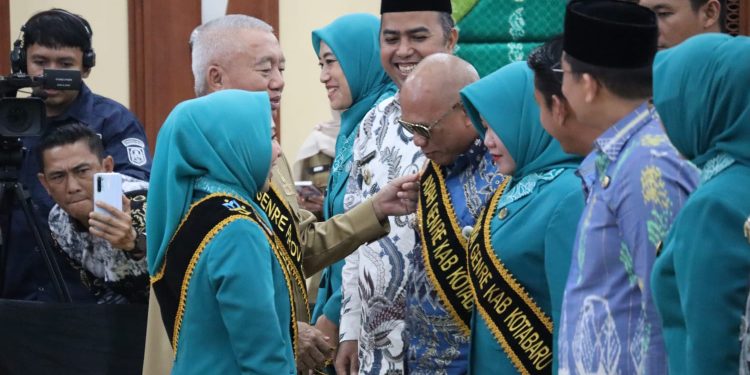 Muhammad Rusli dan Suci Anisa Dikukuhkan sebagai Ayah dan Bunda GenRe Kotabaru
