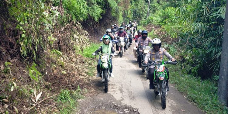 Kapolres HST Serahkan Sembako dan Bedah Rumah Warga Pegunungan Meratus