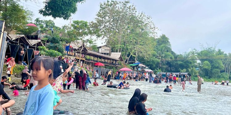 Libur Panjang Sekolah, Riam Bajandik Diserbu Pengunjung