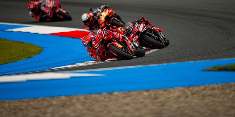 Bela Alex Marquez, Marco Bezzecchi Akui Sulit Nyalip Marc Marquez di MotoGP Belanda 2025