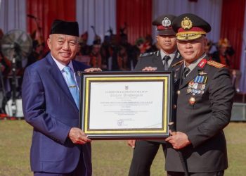 Gubernur Serahkan Penghargaan kepada Kapolda Kalsel di Puncak Hari Bhayangkara Ke-79