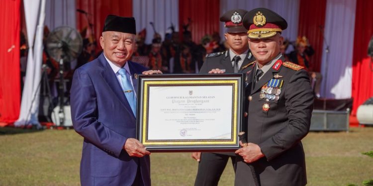 Gubernur Serahkan Penghargaan kepada Kapolda Kalsel di Puncak Hari Bhayangkara Ke-79