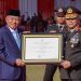 Gubernur Serahkan Penghargaan kepada Kapolda Kalsel di Puncak Hari Bhayangkara Ke-79