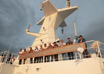 Gubernur dan Wagub Kalsel Kunjungi KRI dr Radjiman Wedyodiningrat – 992 di Pelabuhan Trisakti Banjarmasin