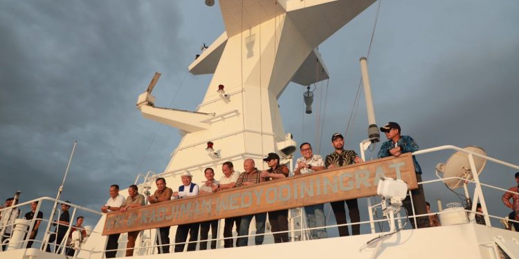 Gubernur dan Wagub Kalsel Kunjungi KRI dr Radjiman Wedyodiningrat – 992 di Pelabuhan Trisakti Banjarmasin