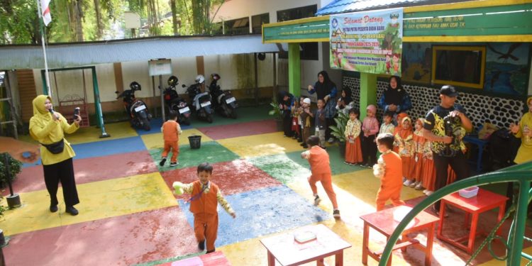 Keceriaan Siswa TK Kartika V-25 di Hari Terakhir MPLS Bersama Prajurit TNI