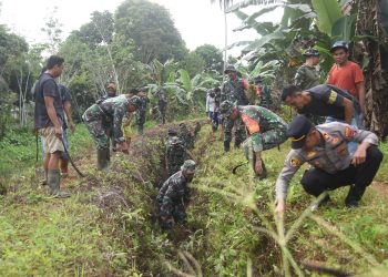 TNI-Polri dan Masyarakat Gotong Royong Bersihkan Sungai Lunjuk