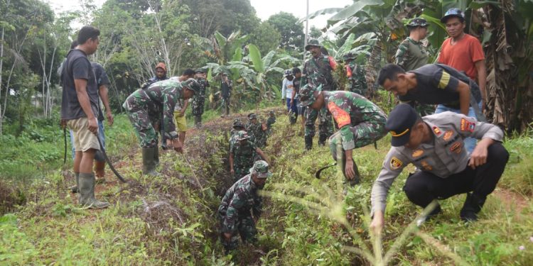 TNI-Polri dan Masyarakat Gotong Royong Bersihkan Sungai Lunjuk