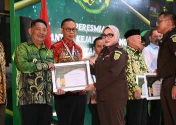 Bupati HST Samsul Rizal Terima Penghargaan dari Kejati Kalsel