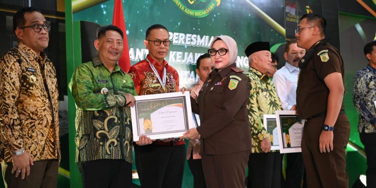 Bupati HST Samsul Rizal Terima Penghargaan dari Kejati Kalsel