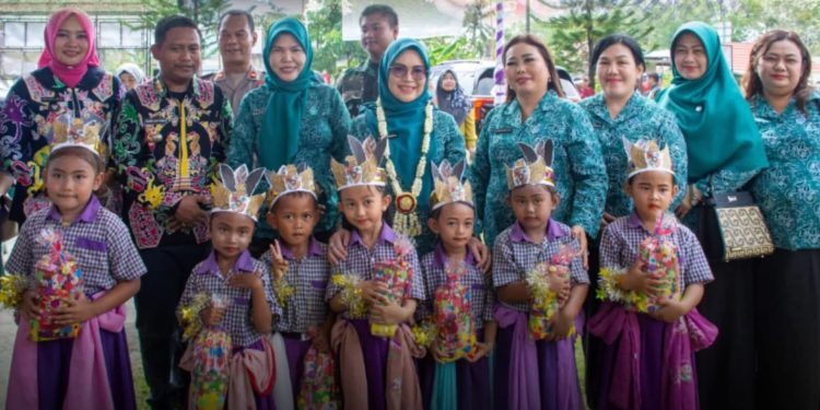 Hj Siti Saniah Wiyatno Evaluasi Implementasi 10 Program Pokok PKK di Basarang