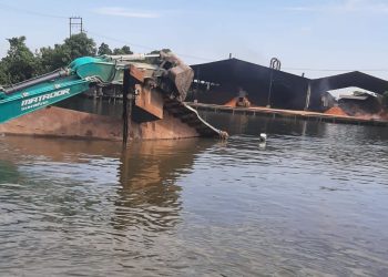Kapal LCT Bermuatan Alat Berat Tenggelam di Sungai Alalak