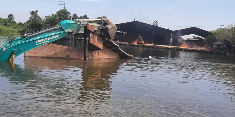 Kapal LCT Bermuatan Alat Berat Tenggelam di Sungai Alalak