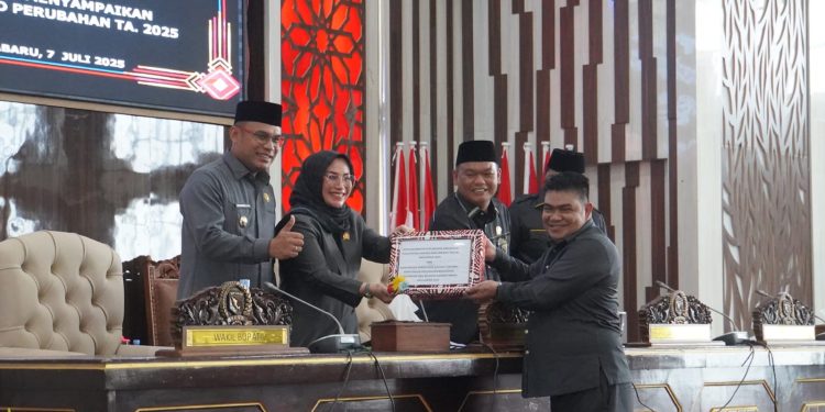 Bupati Kotabaru Sampaikan Nota Keuangan dan RAPBD Perubahan 2025