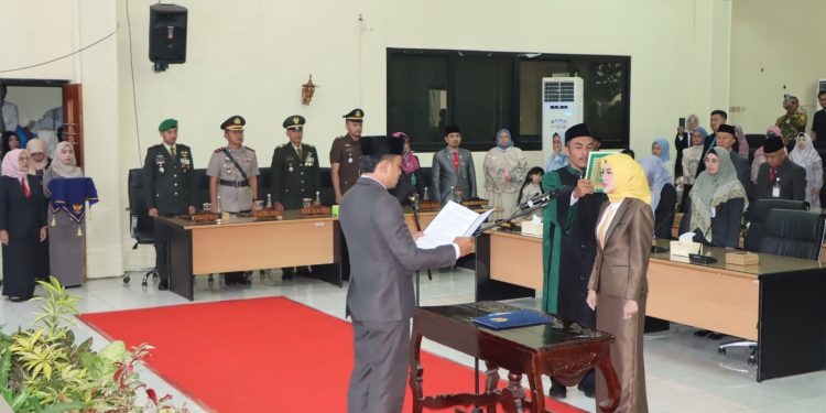 Hadiri Pelantikan PAW Anggota DPRD HST, Ini Harapan Bupati Samsul Rizal