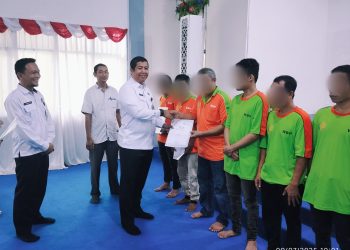 Dukung Hak Pendidikan Warga Binaan, Lapas Kotabaru Serahkan Laporan Hasil Belajar Program Paket C