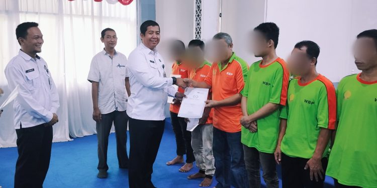 Dukung Hak Pendidikan Warga Binaan, Lapas Kotabaru Serahkan Laporan Hasil Belajar Program Paket C