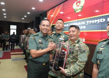 Sukses Dorong Program TMMD Terbaik, Bupati HST Terima Penghargaan dari KASAD