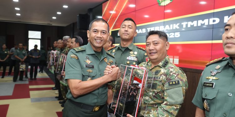 Sukses Dorong Program TMMD Terbaik, Bupati HST Terima Penghargaan dari KASAD