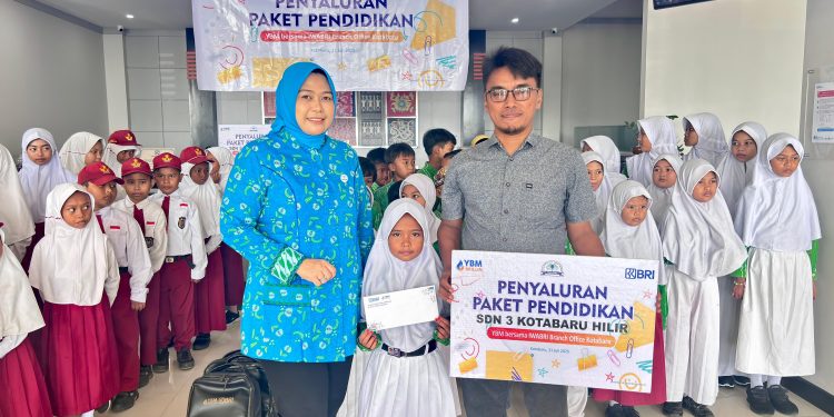 BRI Salurkan Paket Pendidikan untuk Siswa SDN 2 dan SDN 3 Kotabaru Hilir