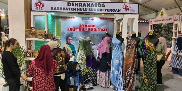 Stan Dekranasda HST ‘Diserbu’ Pengunjung, Raih Omset Rp32 Juta di Momen HUT Ke-45 Dekranas