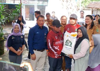 Bupati Wiyatno Salurkan Bantuan Pangan Beras untuk Masyarakat Penerima Manfaat