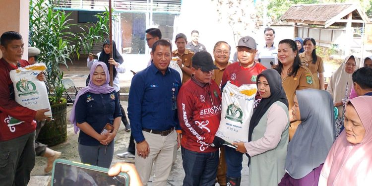 Bupati Wiyatno Salurkan Bantuan Pangan Beras untuk Masyarakat Penerima Manfaat