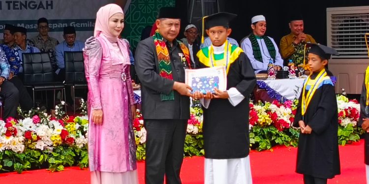 1.668 Santri TK/TP Al-Qur’an Diwisuda, Ini Pesan Bupati HST Samsul Rizal