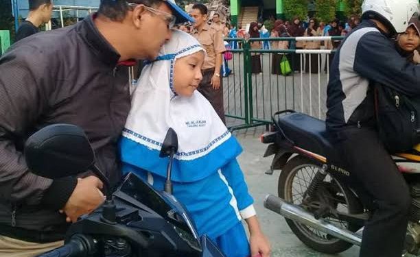 Diimbau Ayah Antar Anaknya di Hari Pertama Masuk Sekolah
