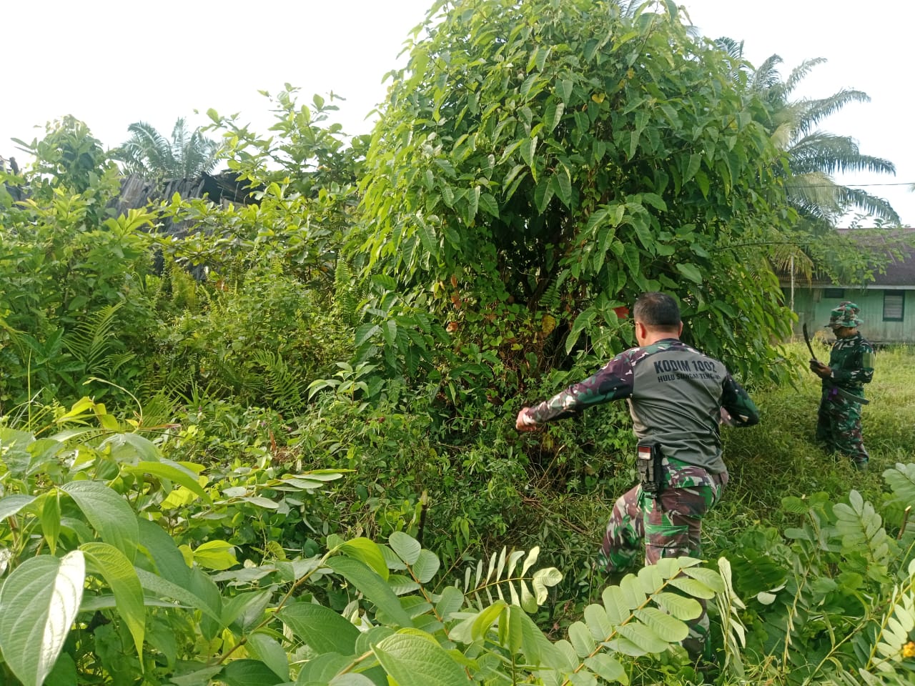 Personel Kodim HST Gelar Aksi Bersih Lingkungan di Komplek Beringin