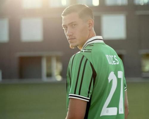 Resmi Bergabung, Jay Idzes Pamerkan Seragam Sassuolo dengan Nomor Punggung 21!