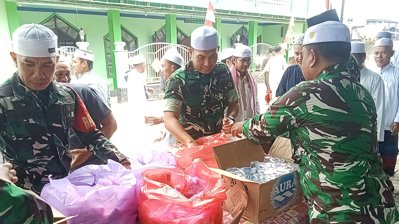 Dekat dengan Rakyat, Dandim 1002/HST Salat Jumat dan Berbagi di Masjid Al Munawwar