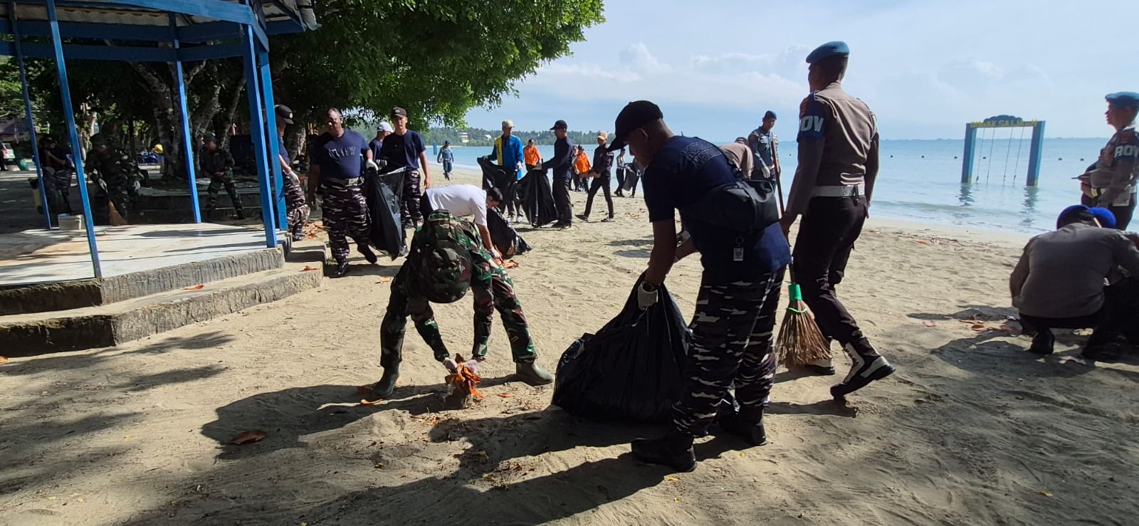 TNI dan Masyarakat Kotabaru Bersihkan Sampah di Objek Wisata Pantai Gedambaan
