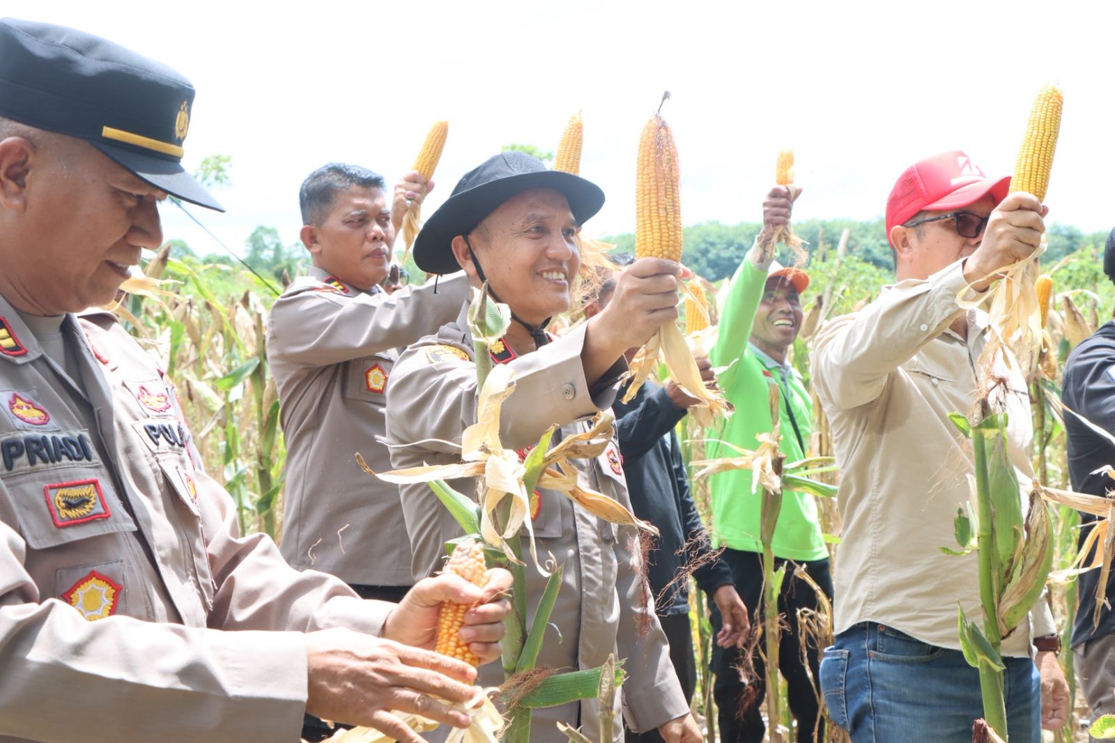 Polres HST Panen Raya Jagung di Desa Awang
