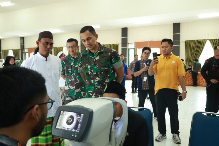 Tanah Bumbu Gelar Baksos Pemeriksaan Mata dan Pembagian Kacamata Gratis dalam Rangka HUT ke-80 TNI