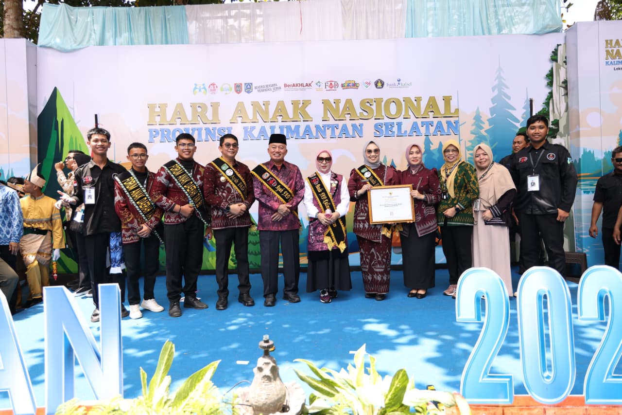 Bupati Tanah Bumbu dan Istri Dikukuhkan sebagai Ayah dan Bunda Forum Anak Daerah