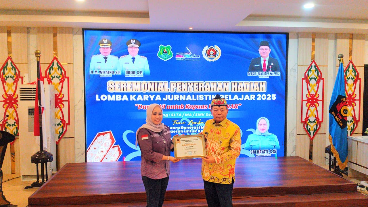 Wiyatno Terima Penghargaan Tokoh Peduli Pers dari PWI Kapuas