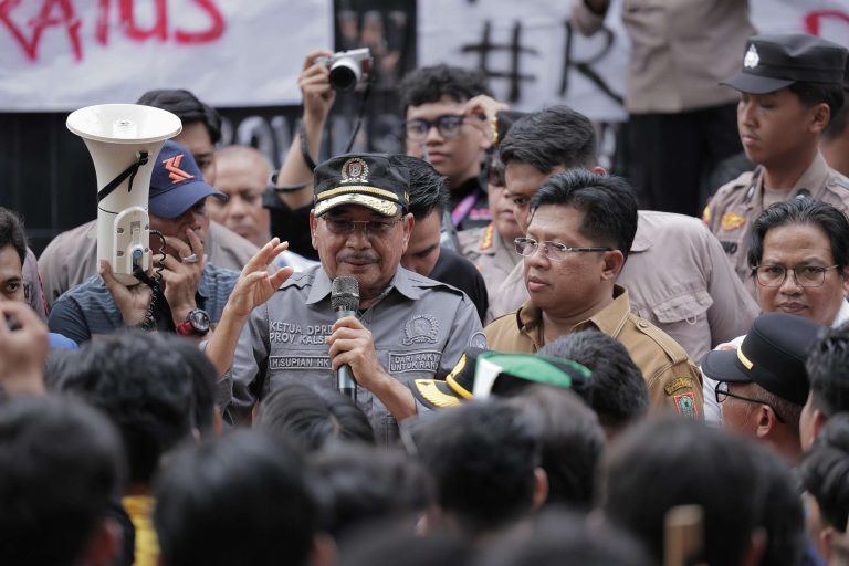 Supian HK dan Sejumlah Anggota DPRD Kalsel Temui Mahasiswa