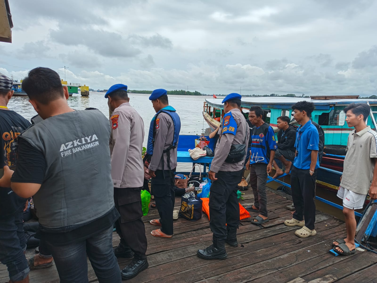 Rombongan Ziarah Tercebur ke Sungai