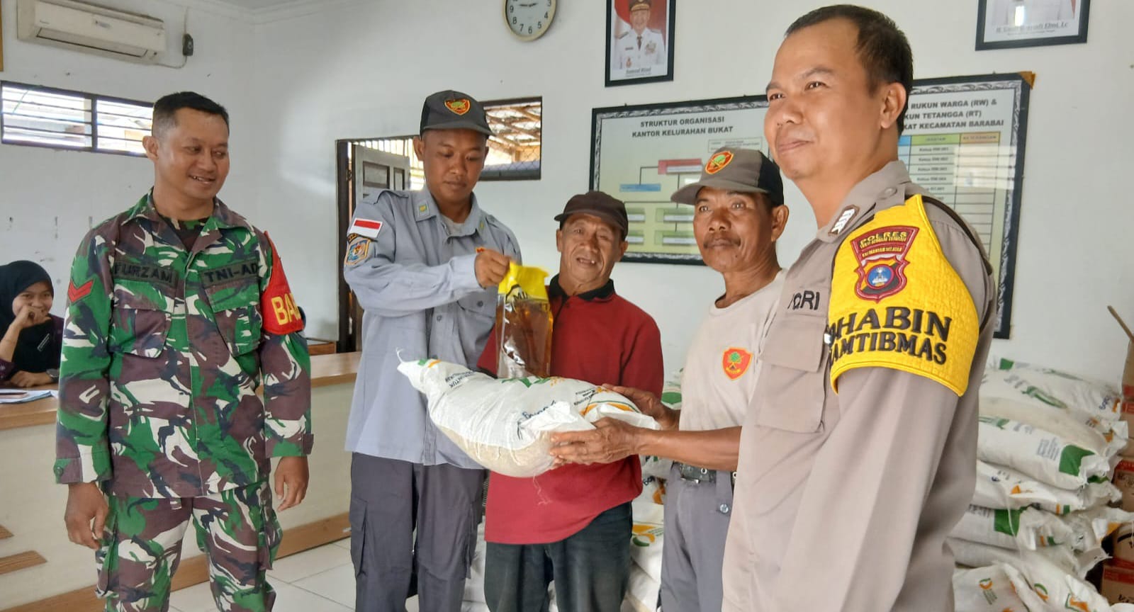 Sinergi Babinsa dan Pemerintah Daerah, Bantuan Pangan Beras Tersalur Tertib di Barabai